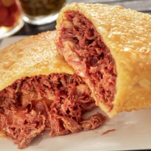 Pastel de carne seca com queijo